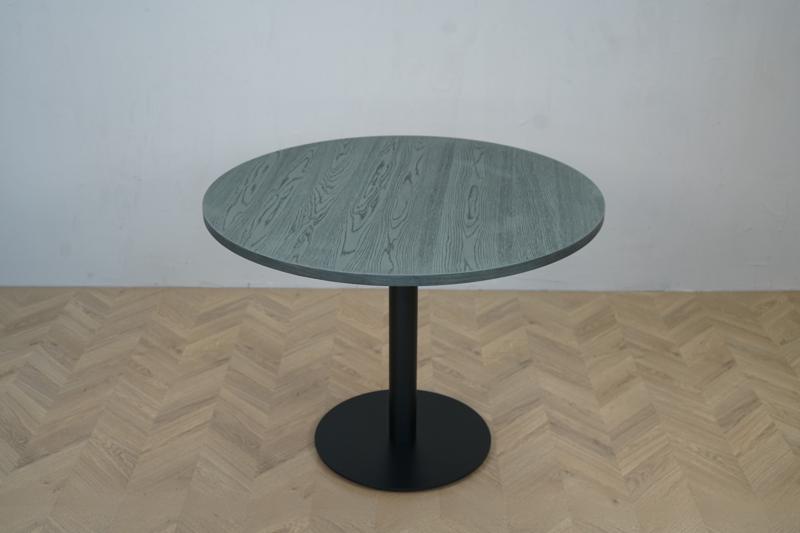 Carnett rundt cafébord Ø100 cm med grå plade og sort stel – set forfra